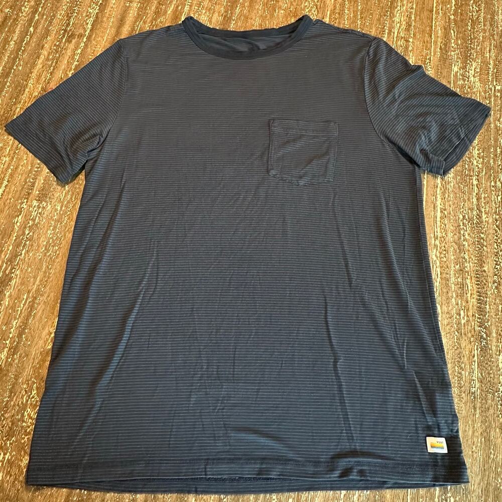 Vuori Performance Athletic Workout Striped Pocket T-Shirt Navy Men’s Size M